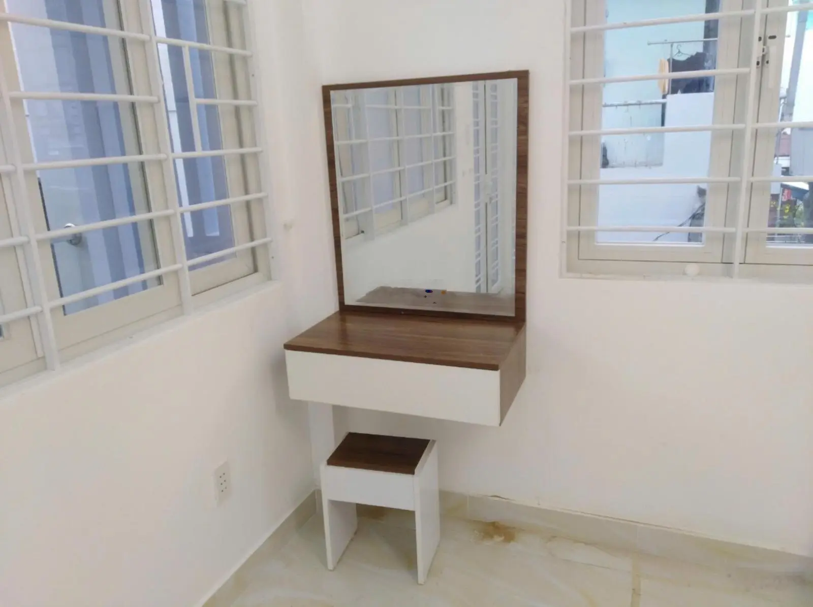 Bán gấp nhà Bành Văn Trân Tân Bình 4m x 14m 5 tầng chỉ 6 tỷ.