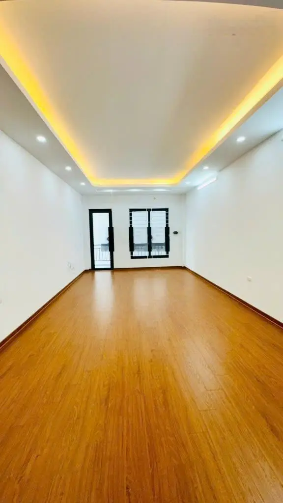 Bán nhà 5 tầng khép kín từng phòng, mới xây, gần phố, sổ vuông, về ở ngay