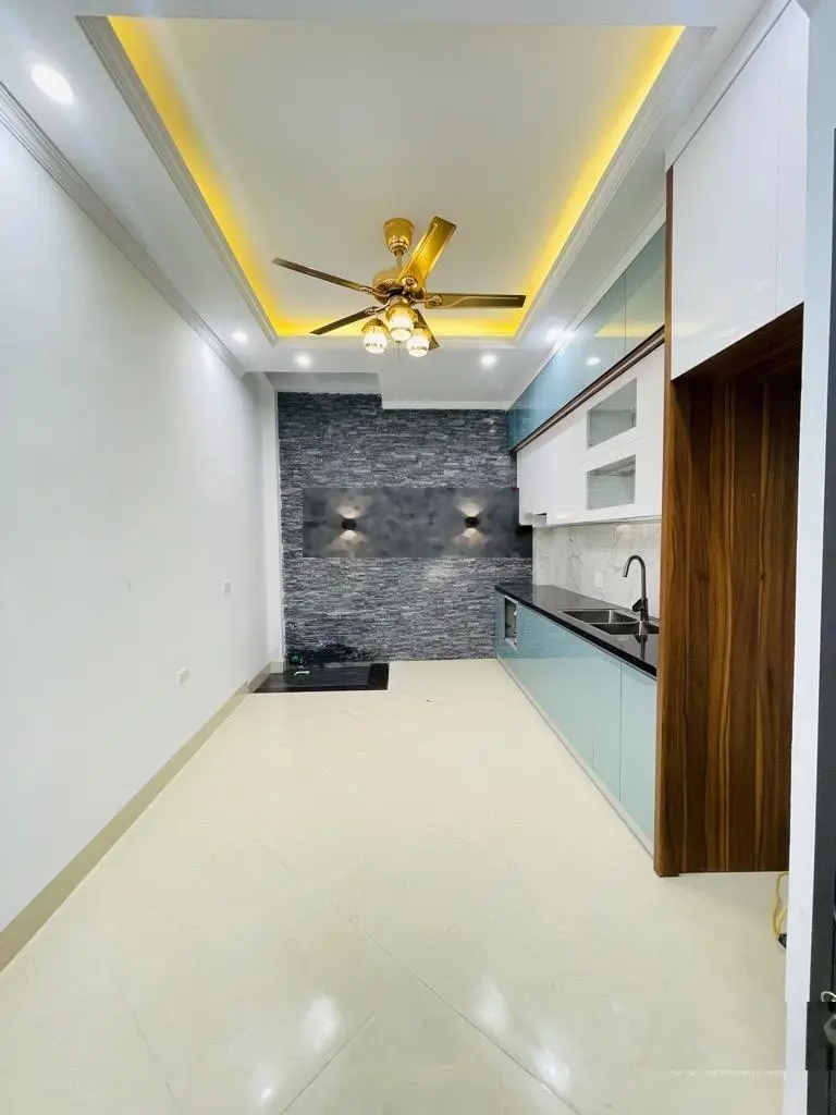Bán nhà Trần Quốc Hoàn, 42m2, 5 tầng, phân lô, vỉa hè, ôtô tránh, 13,4 tỷ