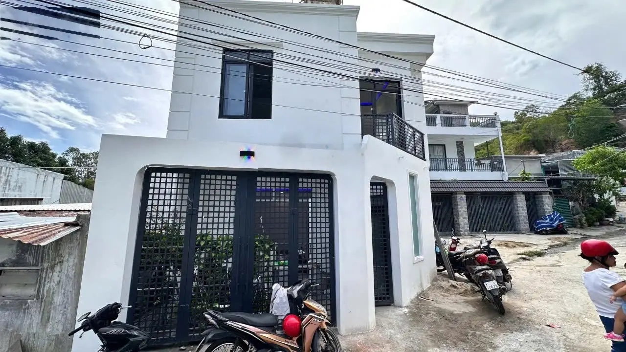 Cần bán nhà căn góc đường Dương Vân Nga - Vĩnh Hải - DT 53,5m2 - Nhà mới xây, full nội thất.