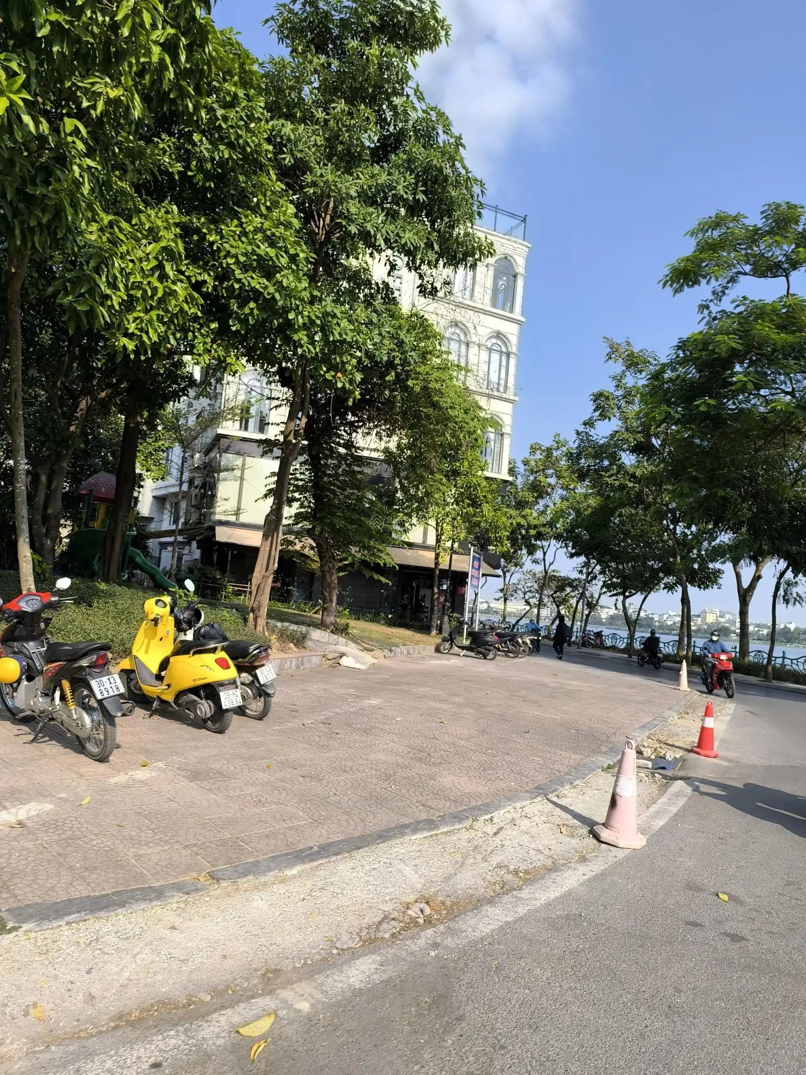 Bán nhà mặt phố Nhật Chiêu 75m2 - 52 tỷ, nhà 2 ngõ ô tô, phù hợp kinh doanh khách sạn