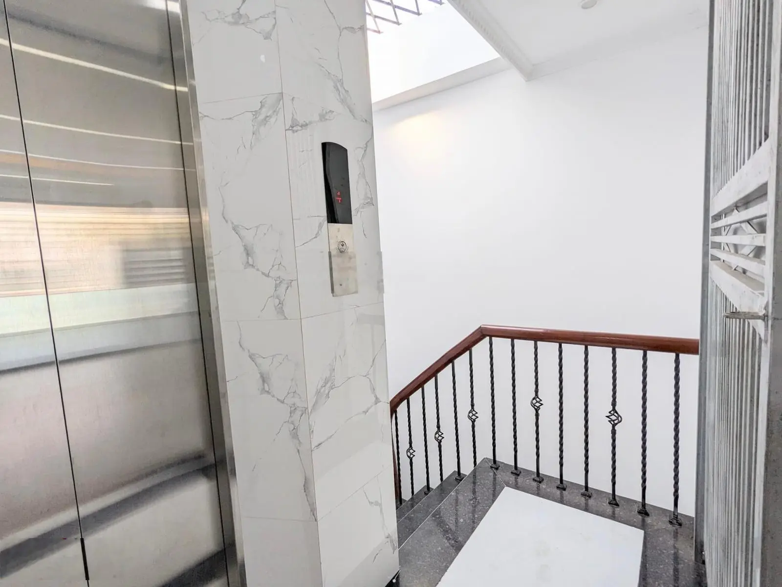 Bán gấp nhà mới nguyên tem phố Quốc Tử Giám Đống Đa 50M 6 tầng thang máy giá hơn 11 tỷ oto 10m