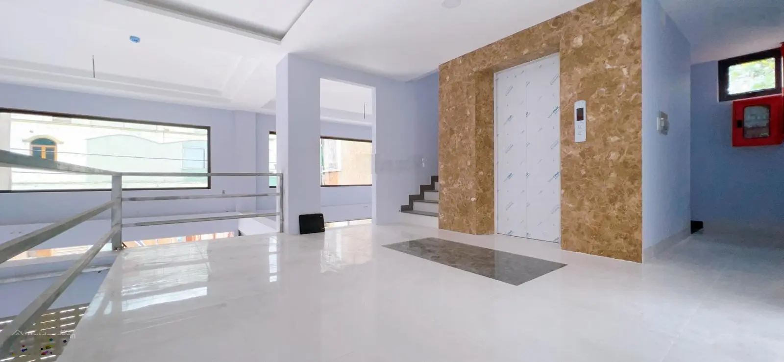 Giảm mạnh 2 tỷ! Bán tòa nhà văn phòng 2 mặt tiền Hồ Bá Phấn, Q9 10x22(Hầm - Trệt - 4L) giá 35 tỷ TL
