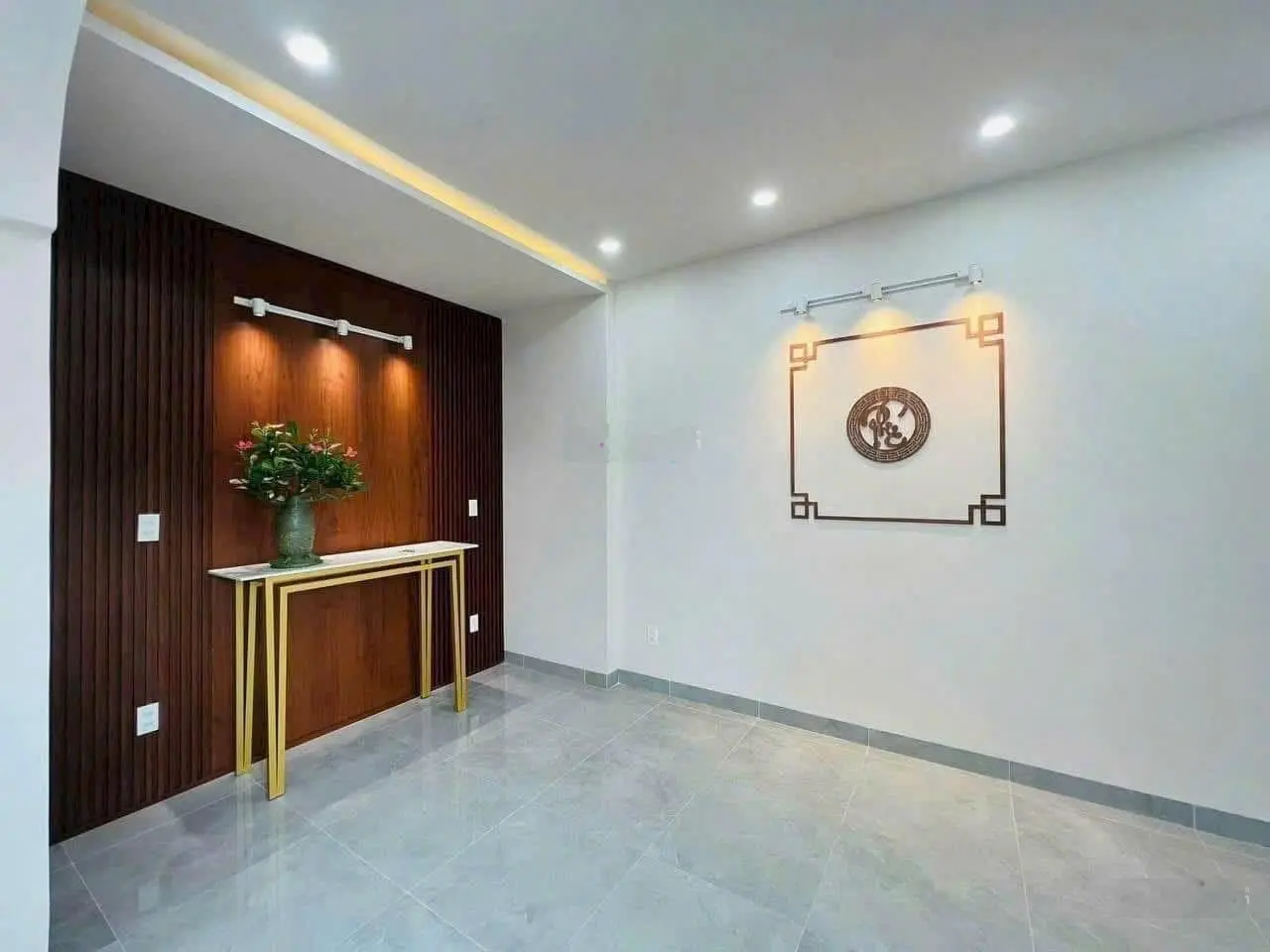 Chính chủ bán nhà 1T 2L ngộp cần bán gấp giá rẻ, gần vòng xoay Võ Văn Kiệt