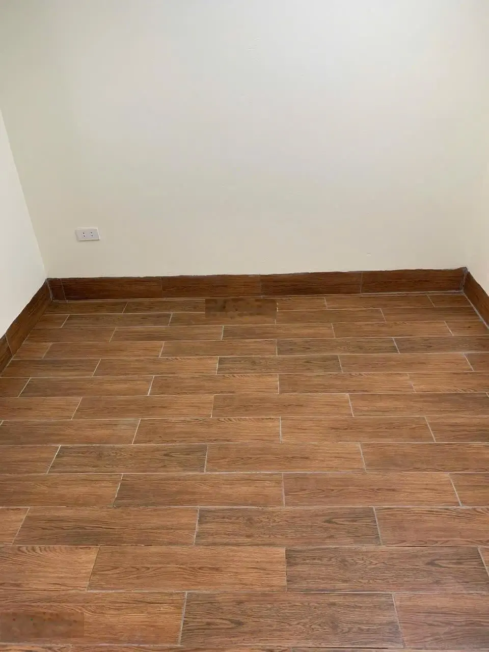 Bán nhà Tổ 12 cạnh khu đô thị, 20m ra đường ô tô tránh nhau, 5 tầng 4 phòng ngủ full nội thất