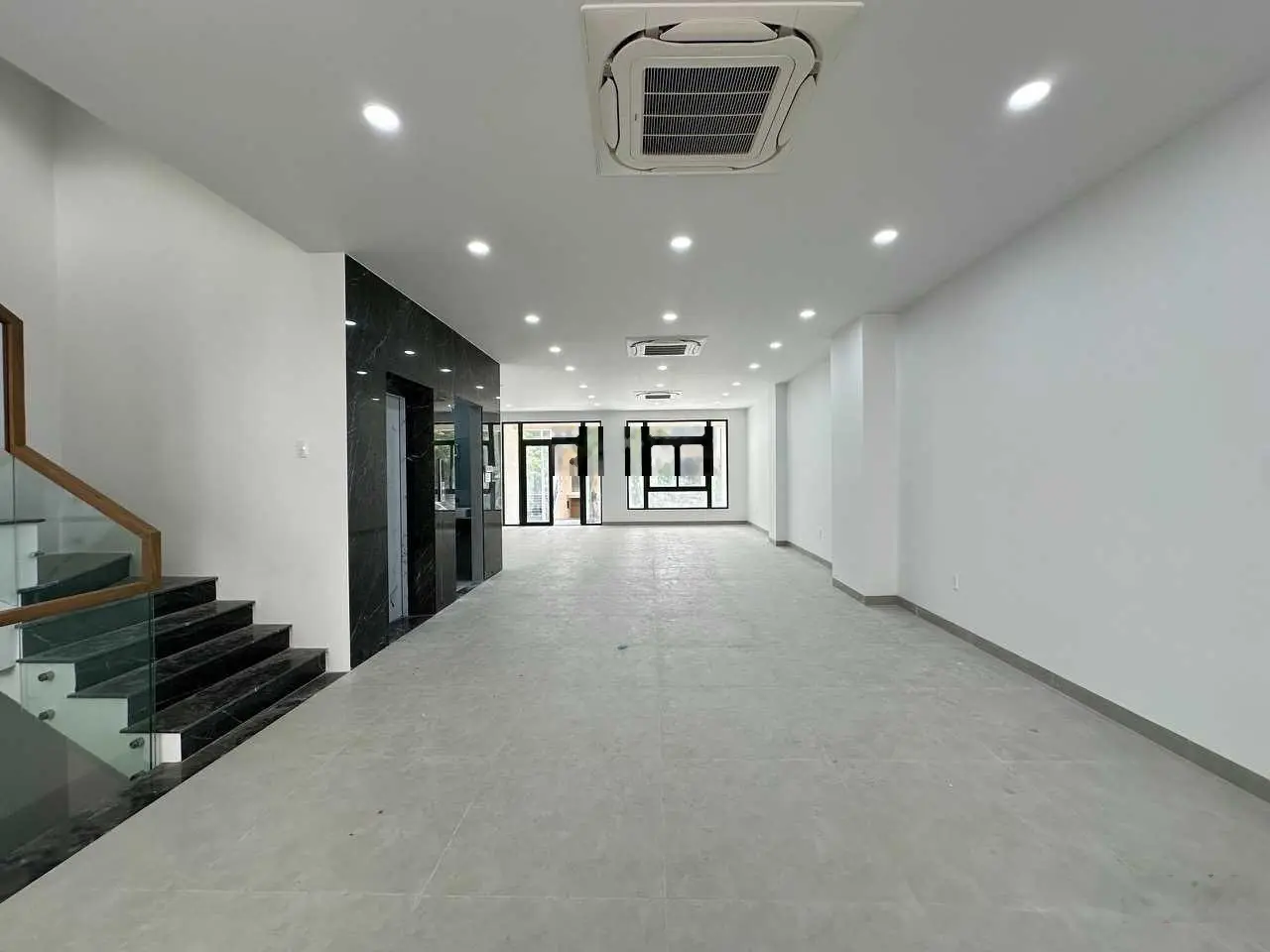 Bán nhà mặt tiền đường Nguyễn Thị Nhung. Trục đường chính KĐT Vạn Phúc City