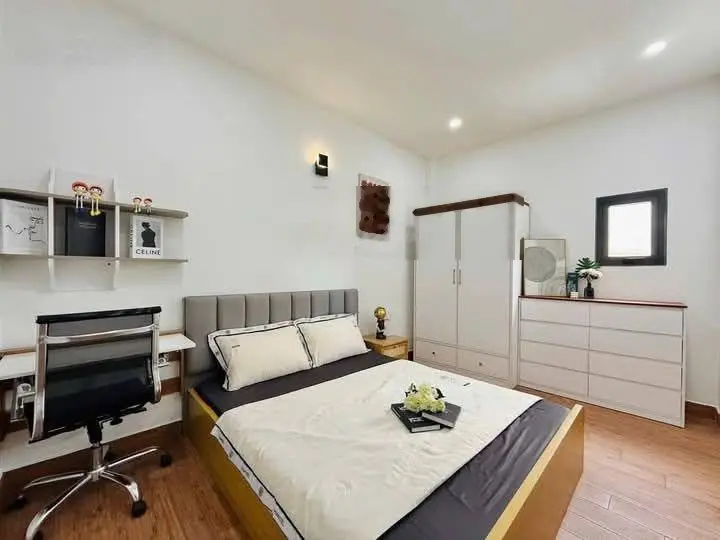 Nhà đẹp ở luôn phố Ngọc Khánh, 2 thoáng vĩnh viễn, ngõ thông thoáng, cách ô tô 45m, dt 42m2 * 5t