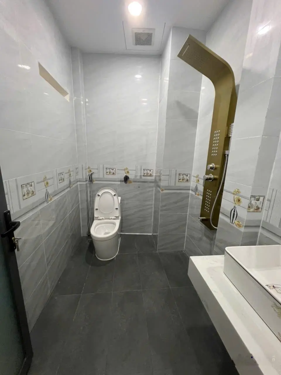Nhà bán 1 trệt 3 lầu 5 phòng ngũ 1 thờ 6 WC hướng Tây Bắc MT đường số giá 9 tỷ CTL , LH:0969748973