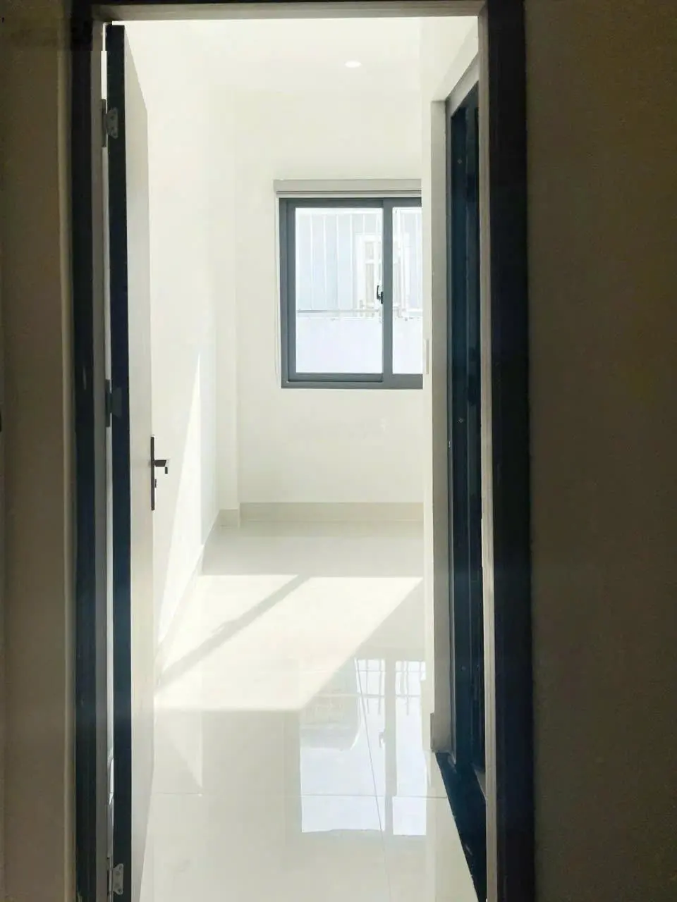 Bán gấp nhà đường Thoại Ngọc Hầu, nhà mới 5 tầng ô tô đậu cửa