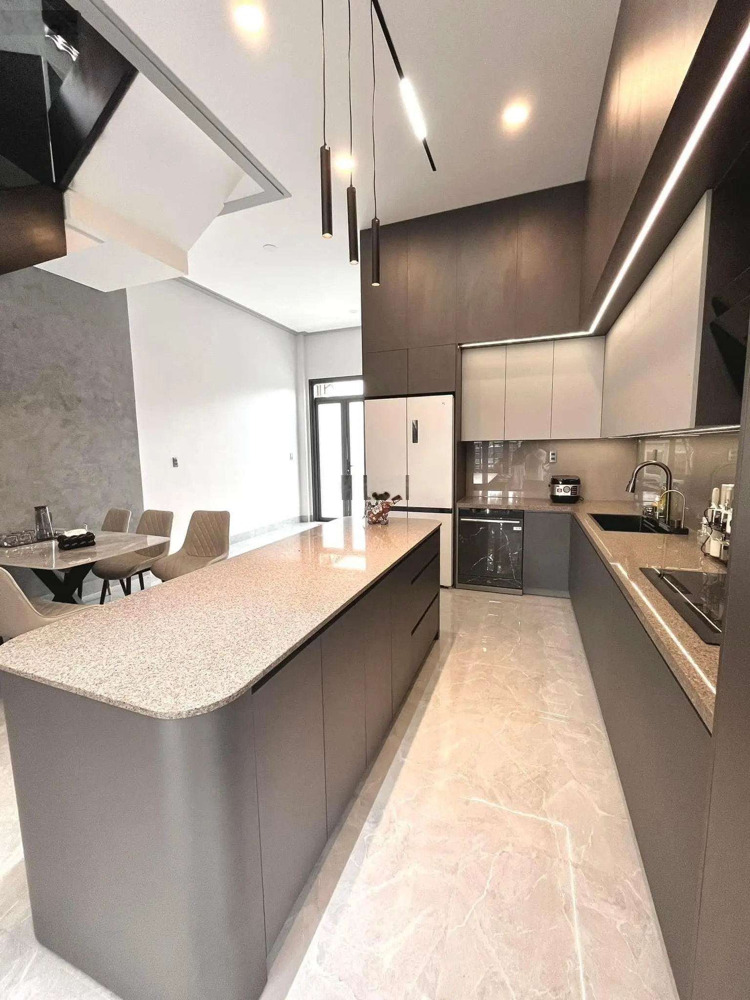 Chỉ 4 tỷ 6 có nhà 70m2 (5x14) - Full nội thất - Có Gara ô tô - Đẹp mê ly - Trung tâm Quận Bình Tân