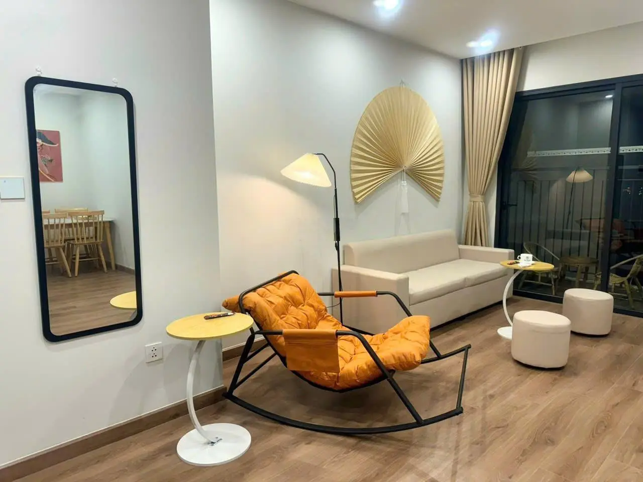 Chủ nhà gửi bán căn 1PN phân khu Masteri, DT 50m2, view hướng hồ, nội khu Vinhomes Smart City