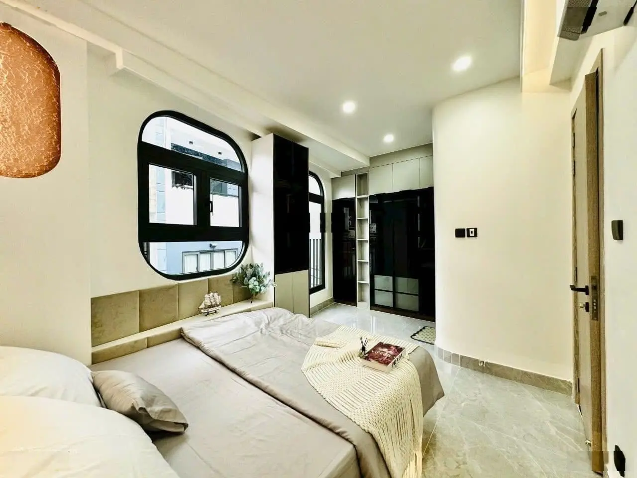 Giá cực sốc Lý Thái Tổ, P. 10, Quận 10, 6 tỷ 750 hẻm xe hơi 64m2 đang cho thuê 24 triệu/tháng SHR