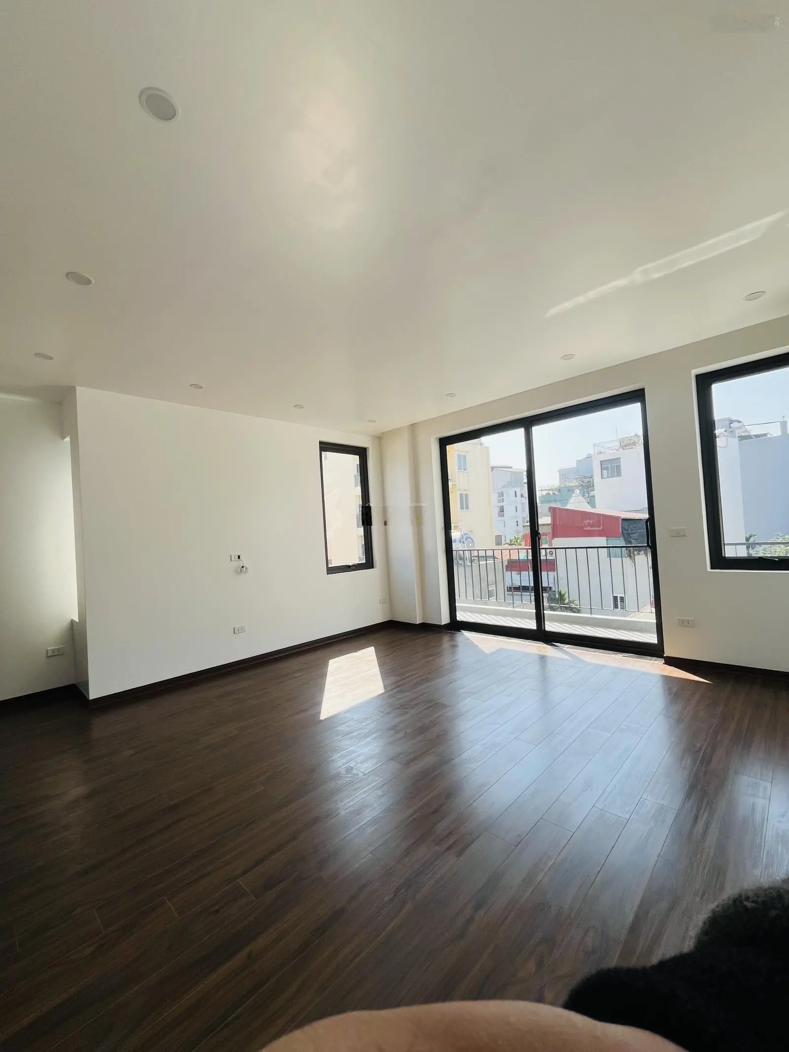 Lạc Long Quân toà nhà 7 tầng thang máy lô góc view thoáng 51m2 mặt tiền 5.7m