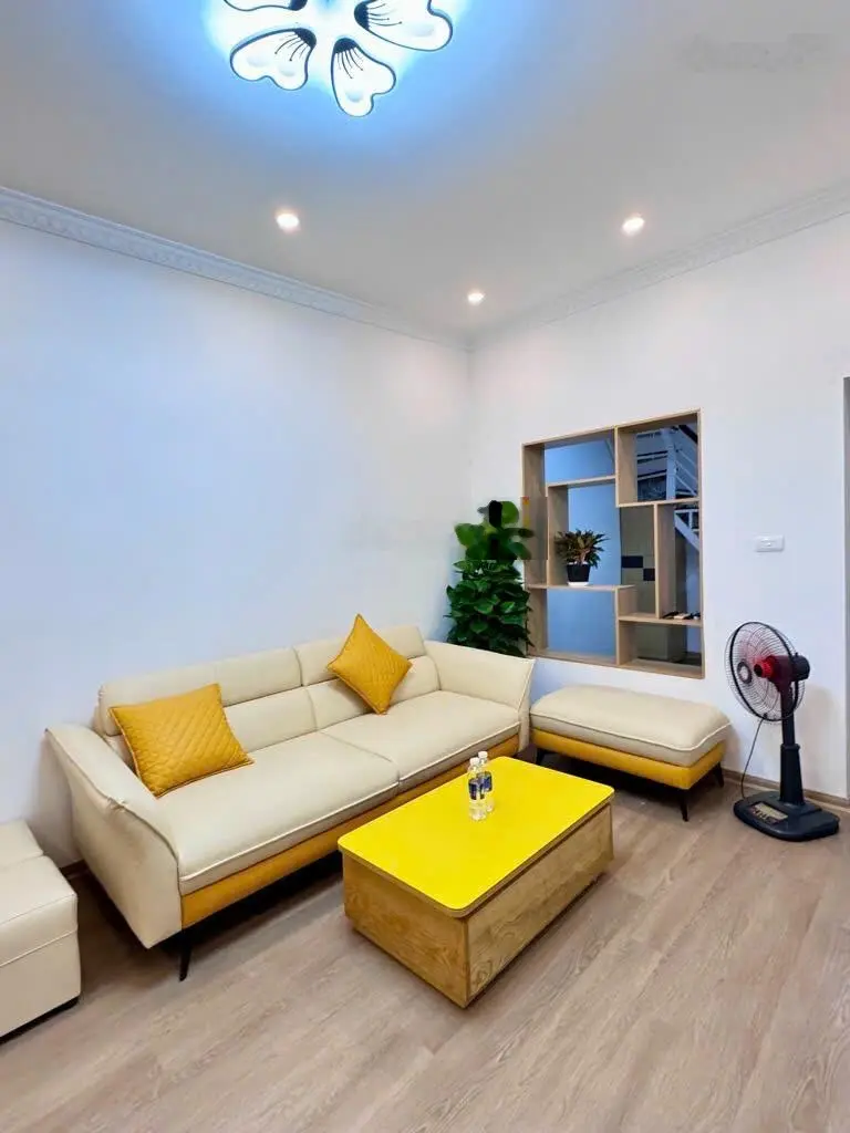 Khương đình, nhà tập thể mới sửa, hàng xóm royal city, vài bước chân ra ngã tư sở, sân chơi rộng.