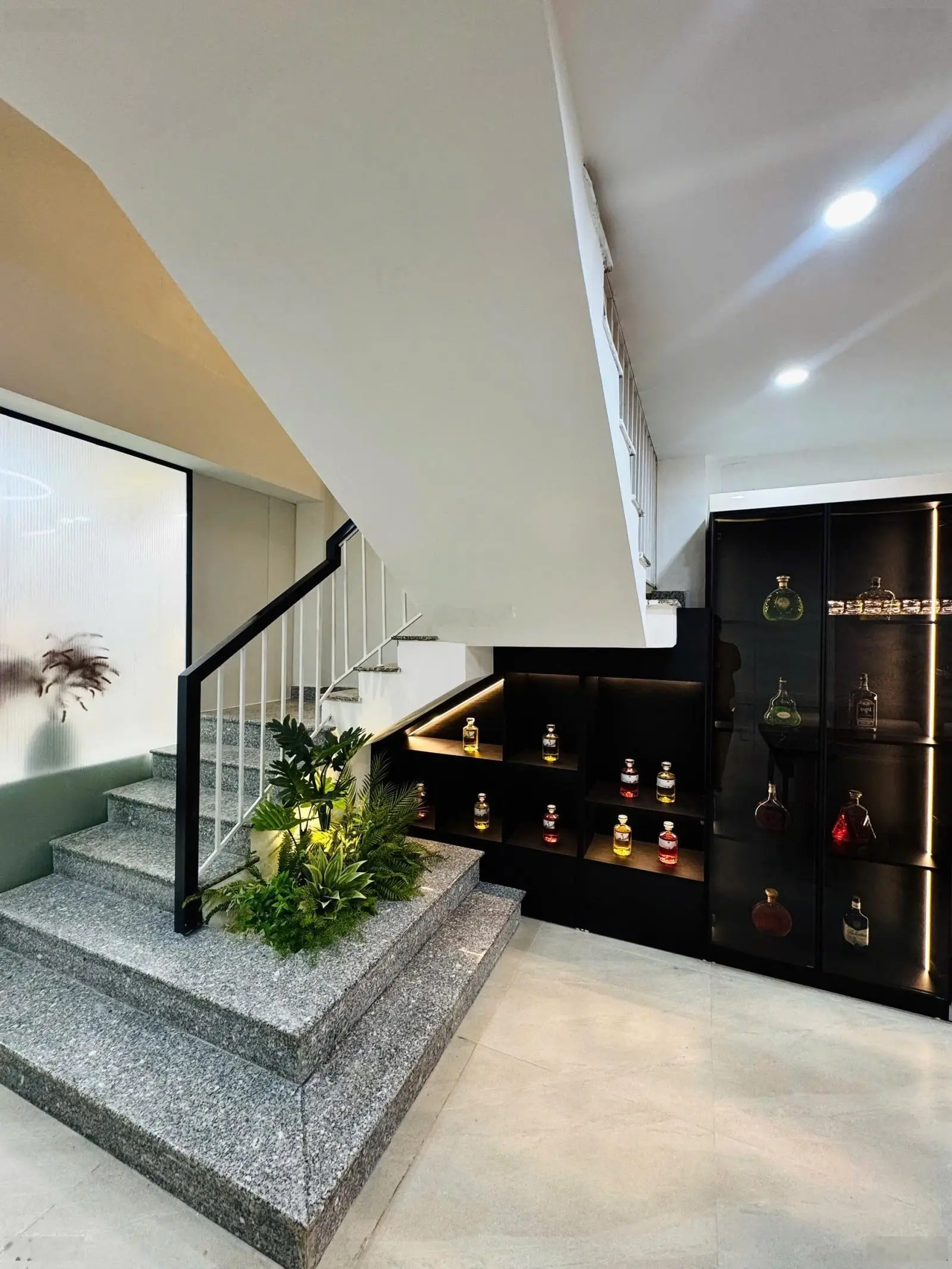 Bán nhà villa sân vườn 90m2 tuyệt đẹp. Full nội thất. phố Hai Bà Trưng