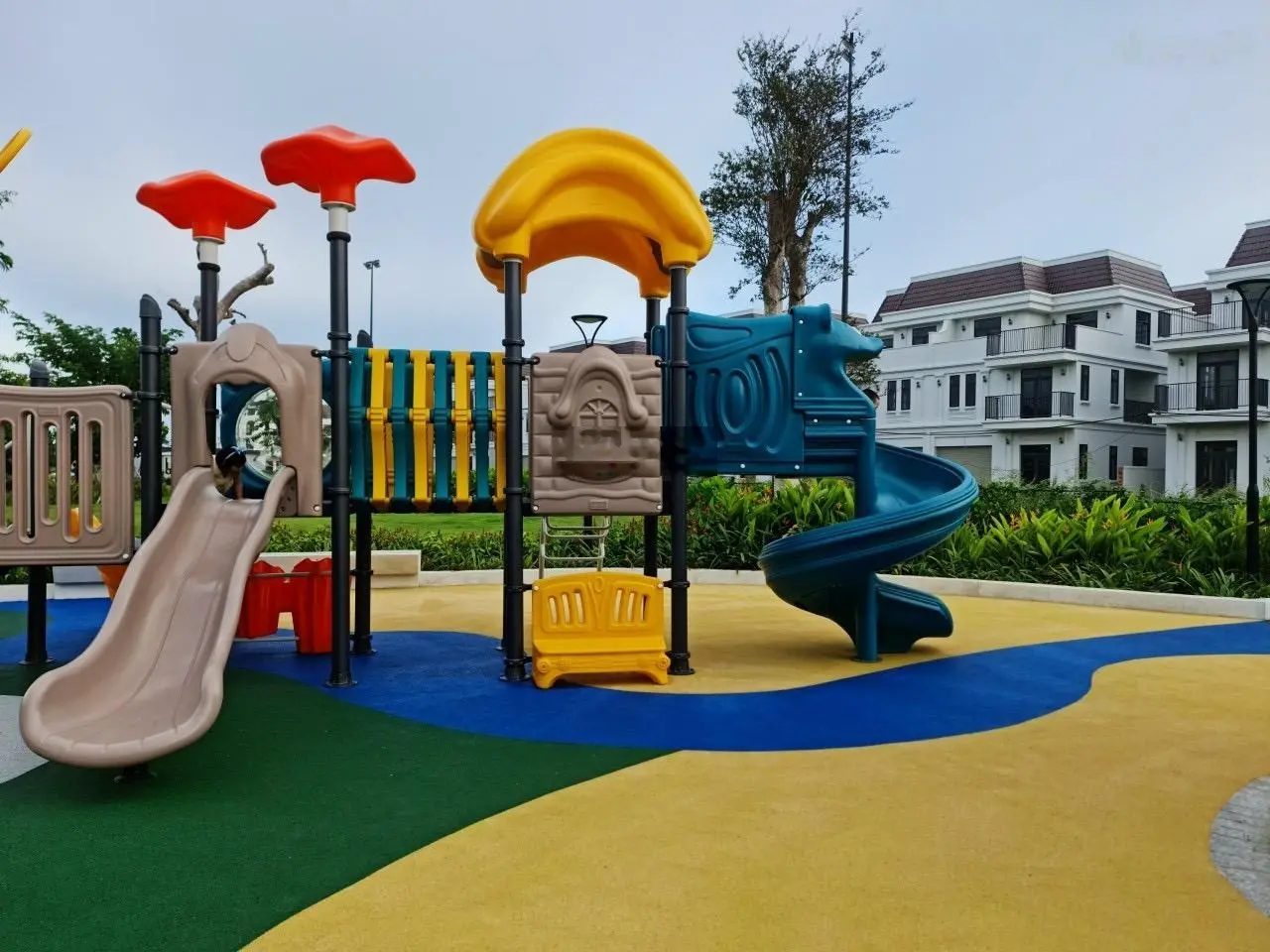 Cần bán gấp căn liền kề hướng Nam mát mẻ thanh toán chỉ 30% giá tốt phù hợp đầu tư. LH 0946 576 ***