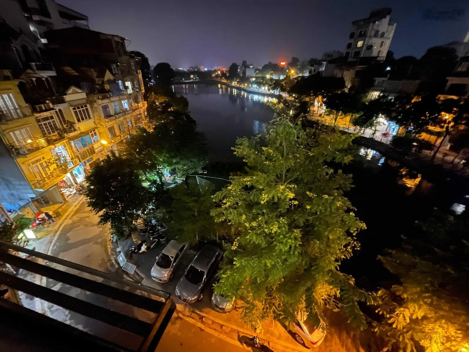 Tòa nhà bán ở mặt hồ 6 tầng tuyệt đẹp xe hơi đỗ thoải mái, vỉa hè rộng thanh bình và lãng mạn