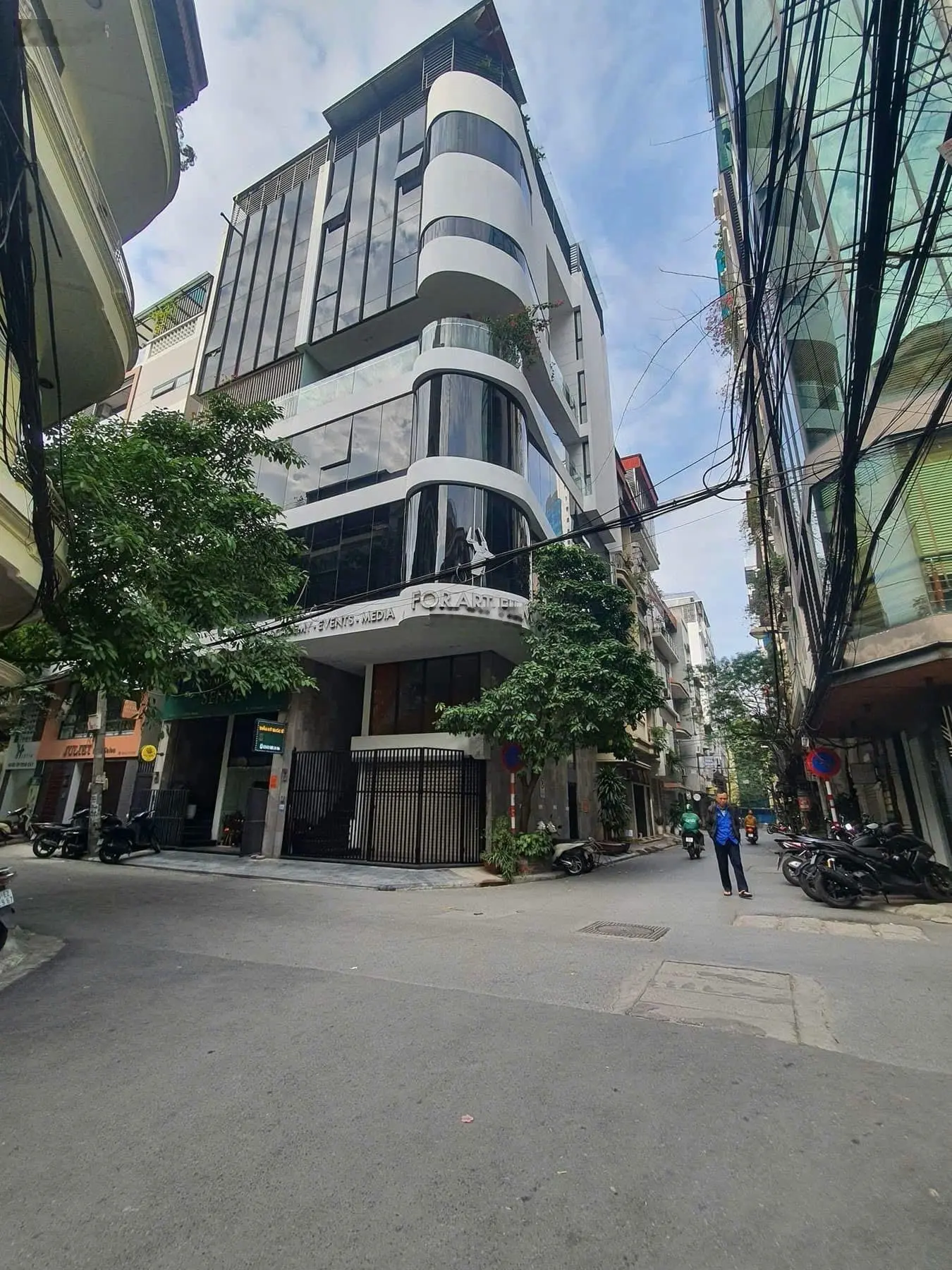 Bán nhà mặt phố kinh doanh Đỗ Quang, lô góc vị trí siêu đỉnh 2 mặt tiền