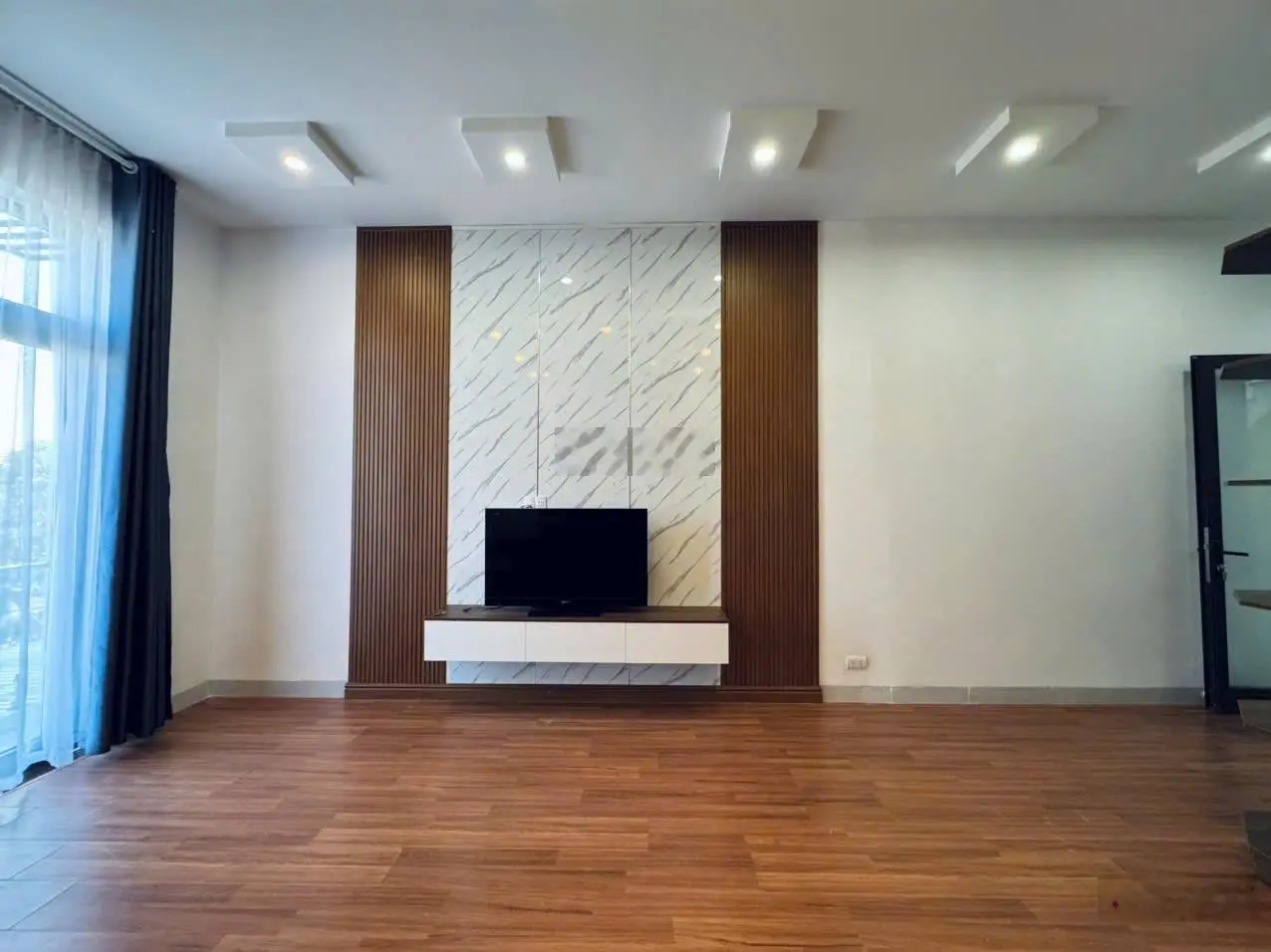 Nhà đẹp 3 tầng full nội thất - Hói Kiểng 10 cạnh Nguyễn Phước Lan chỉ 5, x tỷ