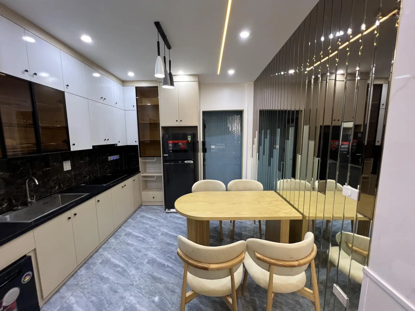 Dân xây Ngọc Thuỵ. Mới tinh, thang máy, full nội thất. Gần cầu Long Biên, chỉ 10p sang phố Cổ