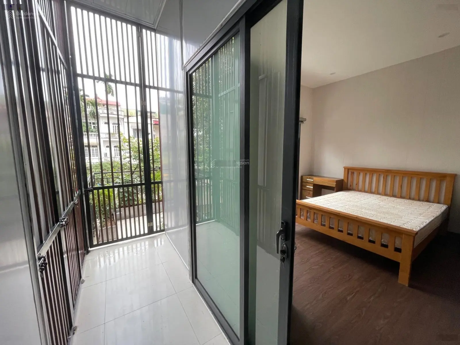 Bán căn nhà 2 tầng diện tích 104m2, sân vườn đẹp, nhìn ra công viên và hồ nhỏ, sát Hồ Tây