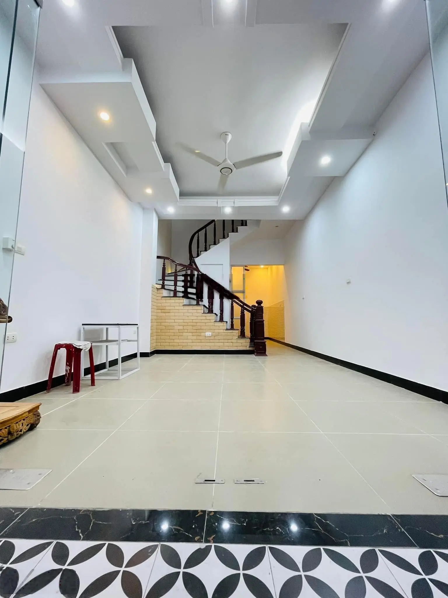 Chuấn 100%, bán nhà 4 tầng, lô góc, phố Trịnh Công Sơn, ngõ thông gần phố, ôtô, đi bộ ra hồ. 9.2 Tỷ