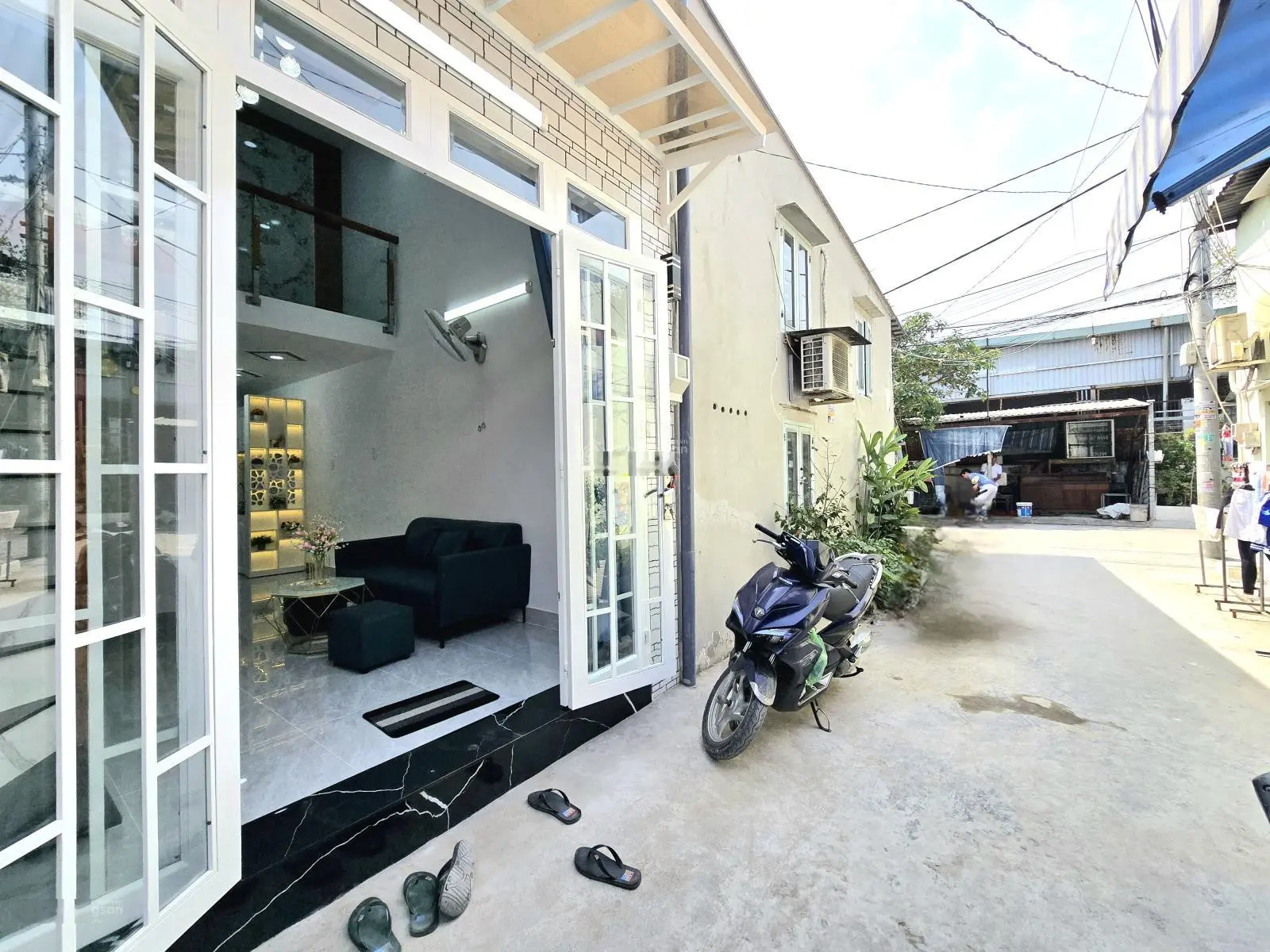 Nhà Xây Dựng Mới 100% - Còn Thơm Mùi Nước Sơn..!