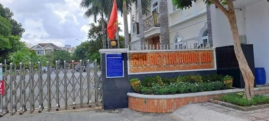 Bán 2 căn biệt thự VIP khu trung tâm hành chính TP Dĩ An, Bình Dương. Giá ngộp