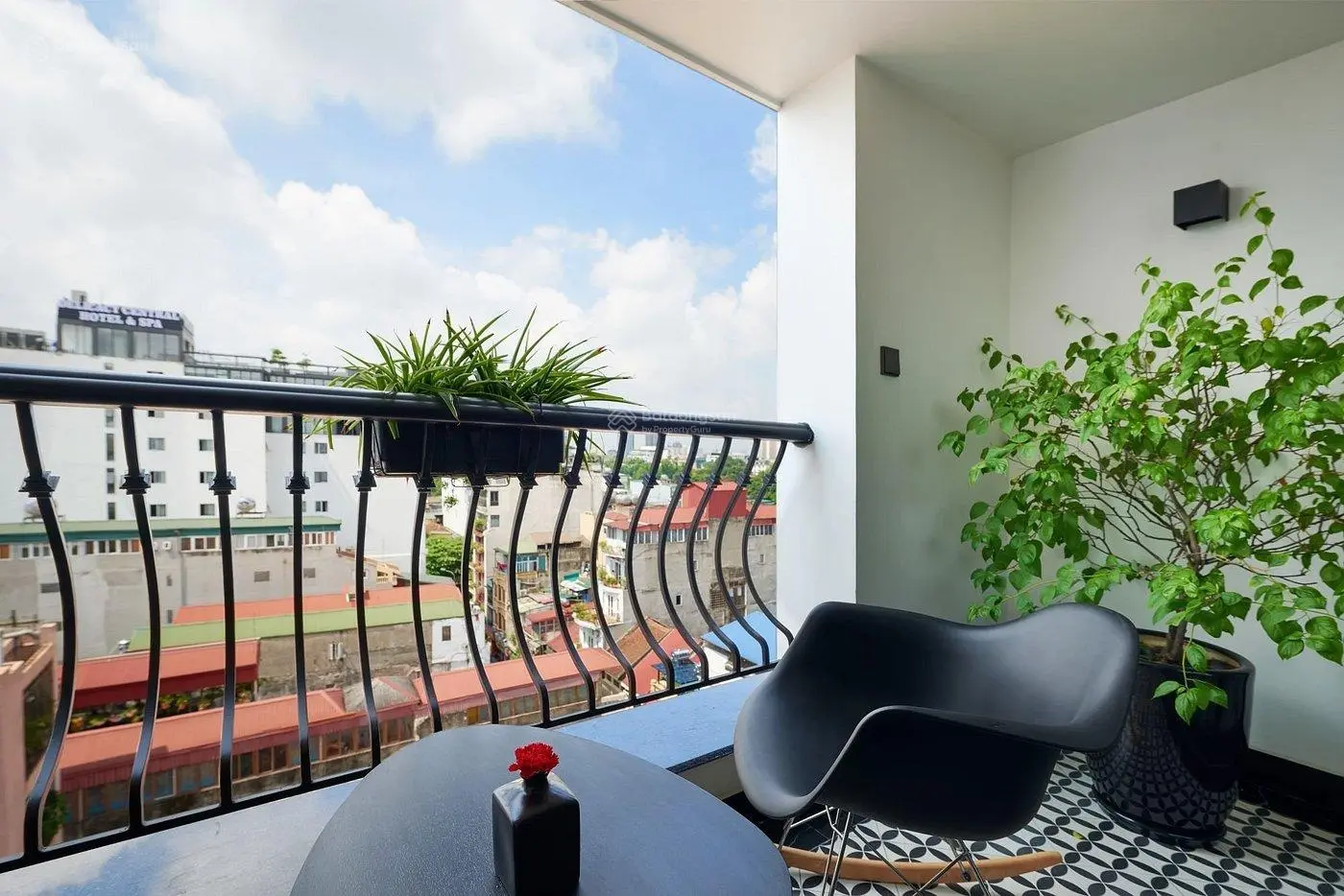 Bán khách sạn mặt phố Hàng Bè 300m2 x 12 tầng, MT 9m - 61 Phòng kinh doan - 1 hầm- có bar- bể bơi