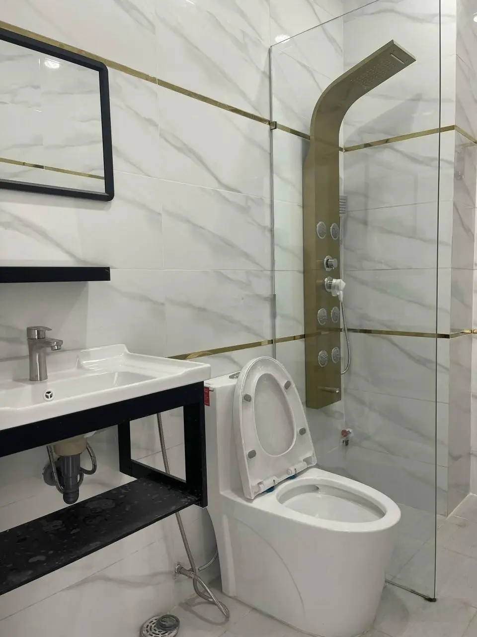 Bán Tòa nhà MTĐ Hoàng Văn Thụ, P.15, Q. Phú NhuậnDT = 138m2. Giá chỉ : 60 tỷ (TL):
