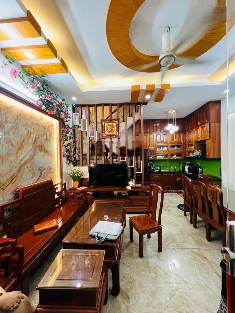 Ttcầu giấy - ô tô đỗ cổng - nhà dân xây - full nội thất - sổ đẹp - nhỉnh 9 tỷ.