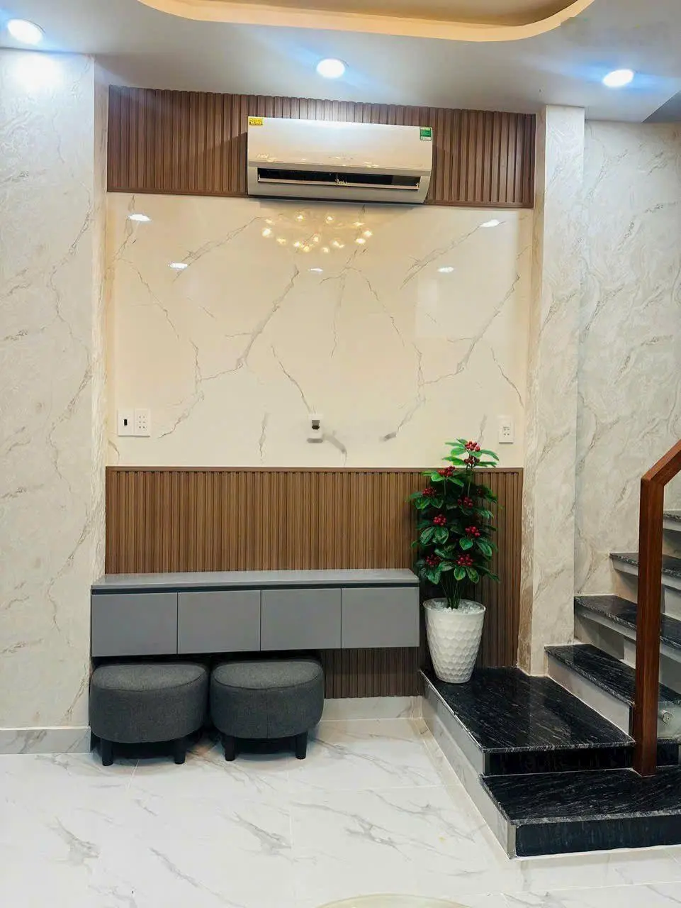 Bán nhà riêng giá 8,8 tỷ VND tại Quận 1, dt 4,2x 10 trệt 3 lầu giá 8,8 tỷ 0919 979 ***