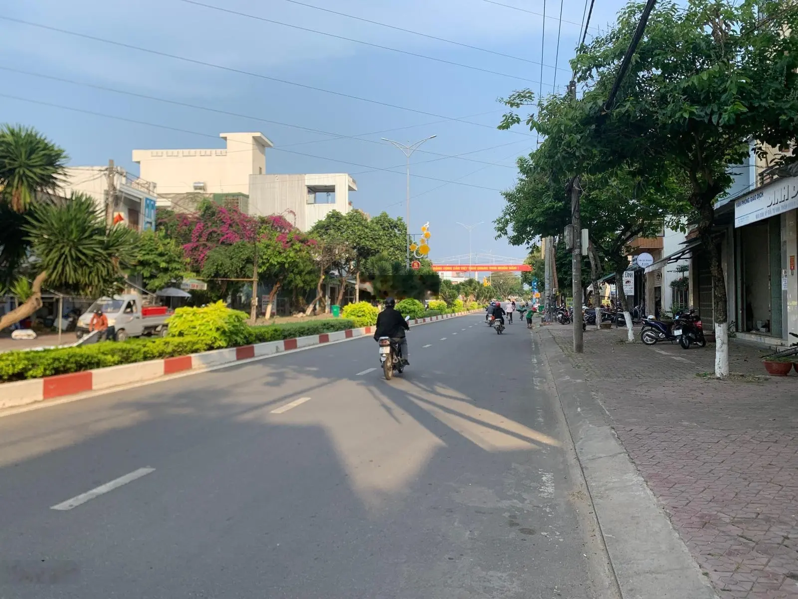 Bán nhà 3 tầng kiên cố mặt tiền Lê Trung Đình chính chủ, 250m2 sàn, 3 phòng ngủ, sổ hồng riêng