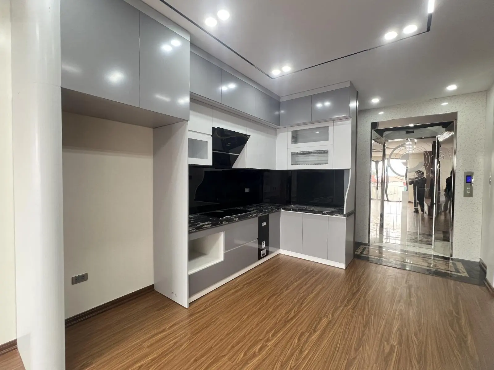 Bán nhà riêng đường Nguyễn Văn Cừ giá 10,3 tỷ 45m2, 6 tầng thang máy