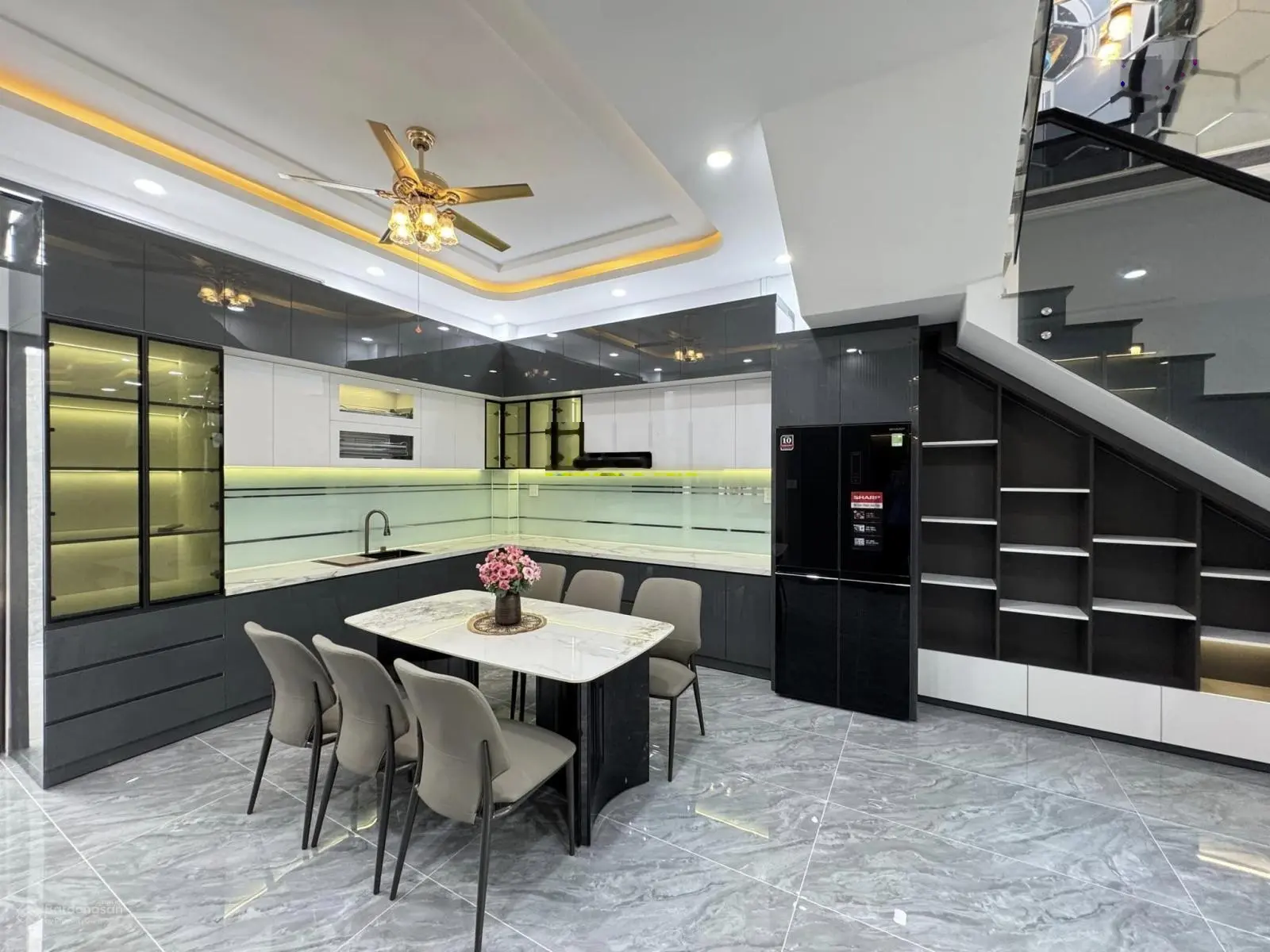 Bán nhà 1 trệt 2 lầu có 4 phòng ngủ KDC Trung tâm VH Tây Đô Cần Thơ, nội thất cao cấp