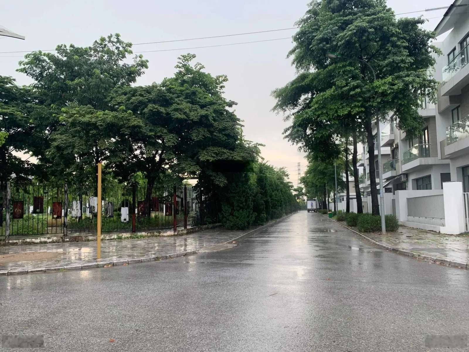 Gia đình cần bán ngay căn biệt thự 172m2 hai mặt công viên hướng mát giá rẻ. LH: 0941 613 ***
