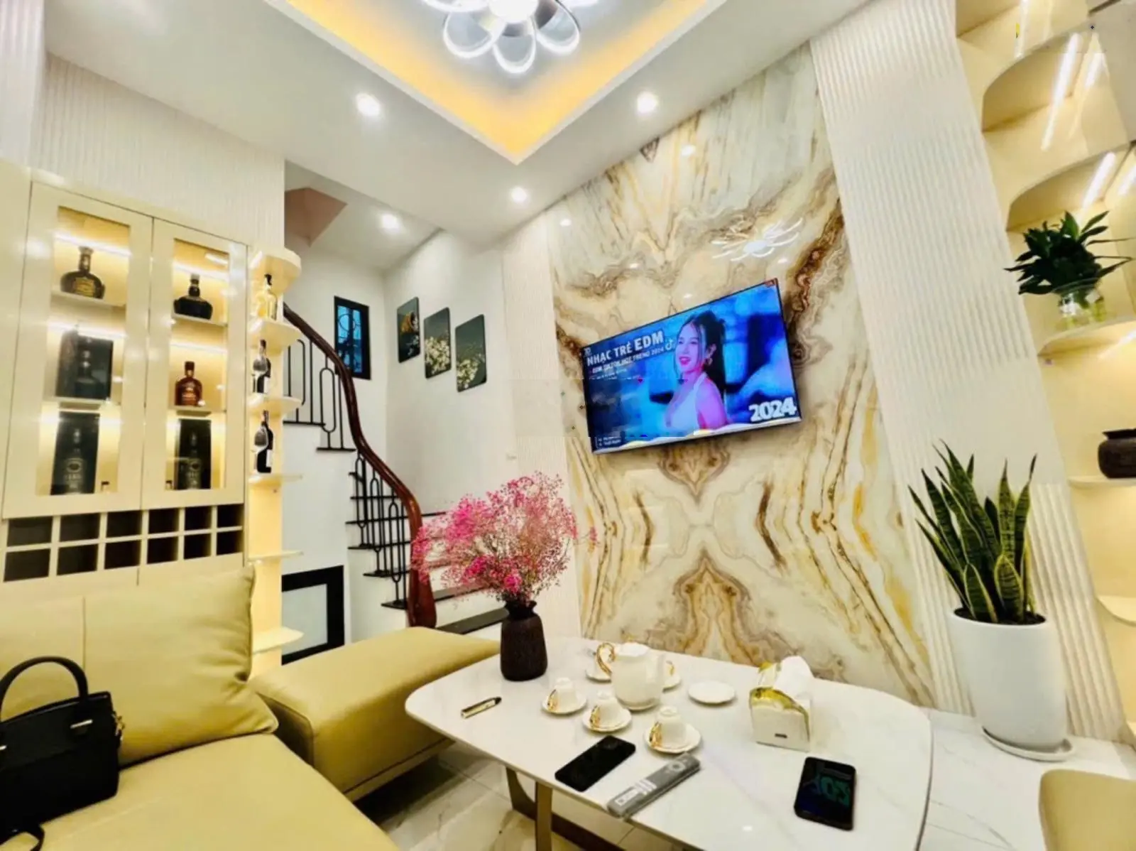 Vip - hoàng mai: bán nhà siêu đẹp: 40m - mt: 9m - nội thất cực đỉnh - giá cực tốt.