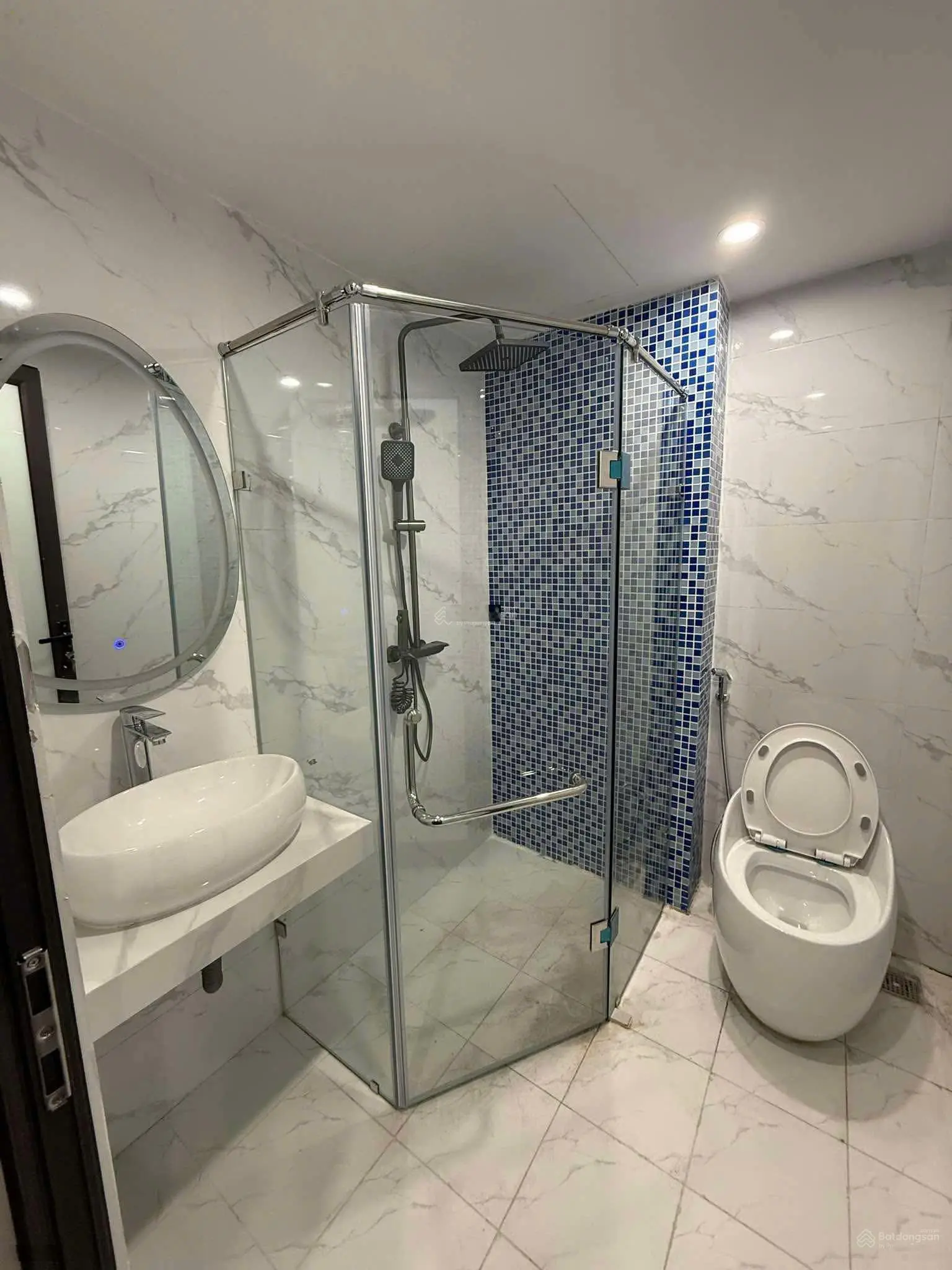 Em bán căn nhà Ngô Xuân Quảng, nhà xây 5 tầng, đường ô tô vào.LH: 0379483926