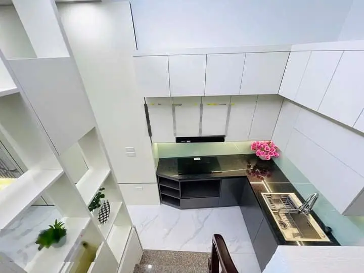 Chủ nhà là người quen nhờ bán - ngõ phố Khâm Thiên, giao thông thuận tiện, sân chơi cạnh nhà