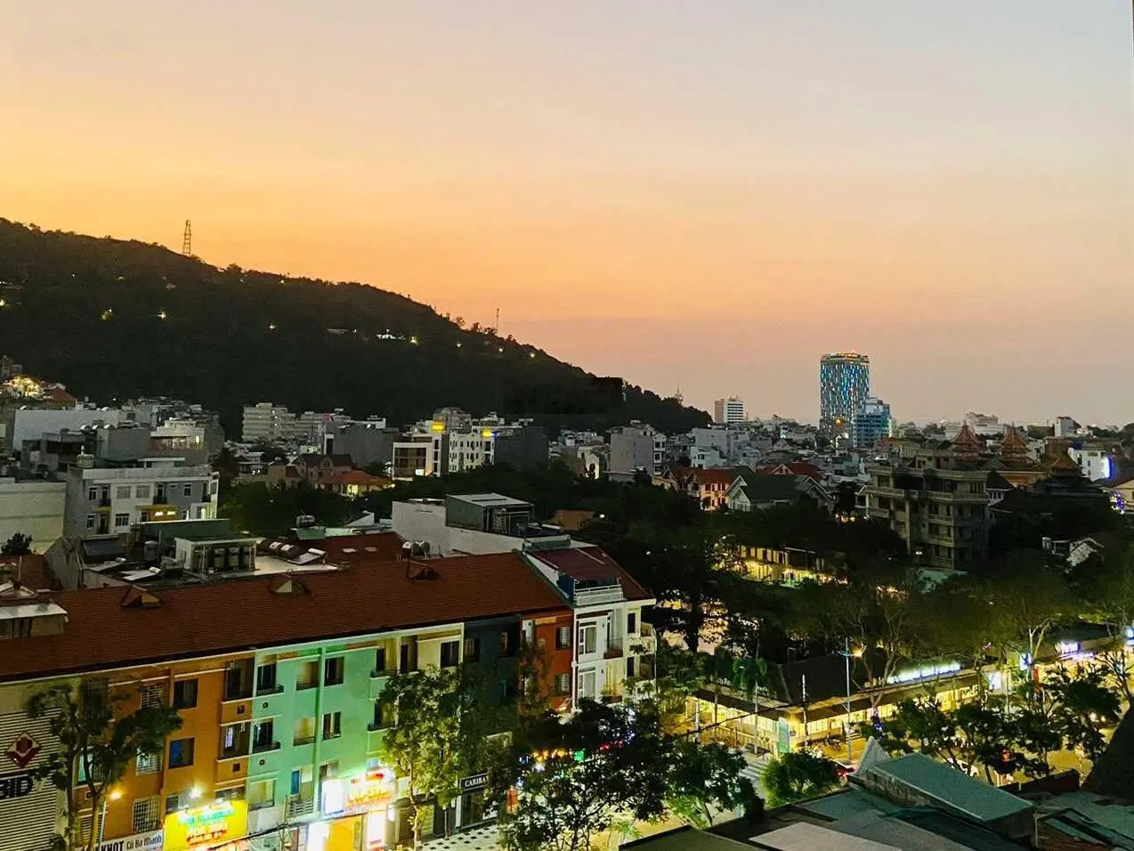 Chuyển nhượng 2 căn hộ Melody 2 phòng ngủ giá tốt chỉ 2.5 tỷ - Em Tiên chuyên Melody