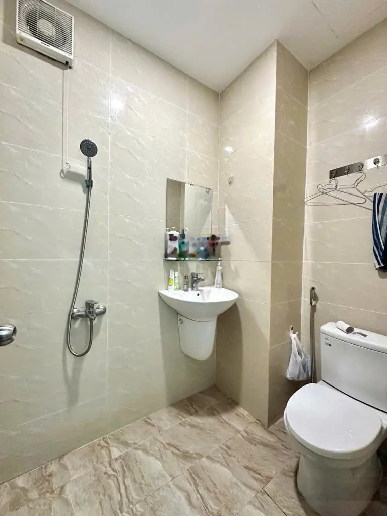 Nhà 5 tầng trên 49 m2 đất gần ngã tư Hàng Xanh