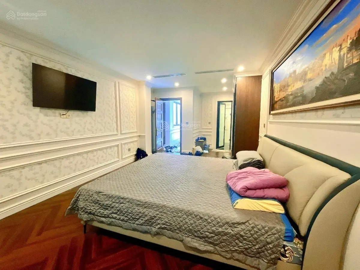 Toà nhà mặt phố Hai Bà Trưng 105m2 xây 8 tầng thang máy, lô góc, kinh doanh đa dạng