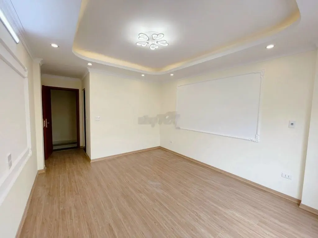 Nhà Giang Chính 32M2 xây 5 tầng ô tô đậu cửa giá chỉ 2,4 tỷ