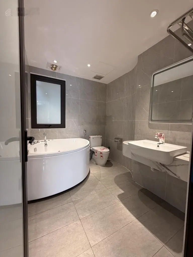 Việt Hưng - 5 tầng - 5, 7 tỷ lô góc - thoáng - siêu đẹp ô tô tránh dừng đỗ ngay cổng - sân riêng