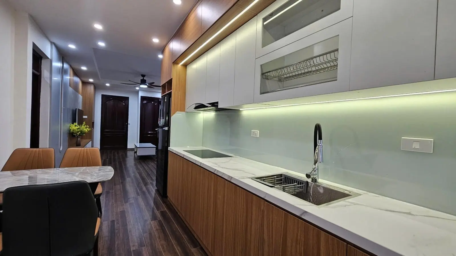 Nhà em muốn bán căn hộ 3PN-2WC, DT 107m2 ở toà 18T1-THNC, bàn giao full nội thất, sổ đỏ