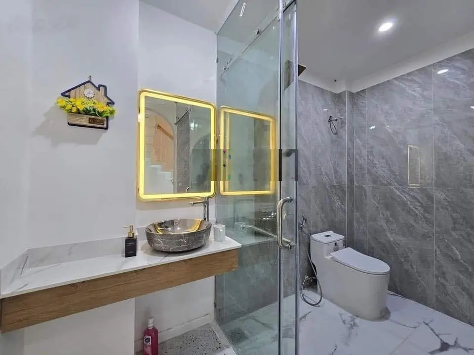 Chính chủ bán gấp nhà gần vòng xoay dân chủ đường 3/2, Phường 12, Quận 10. Giá 3,9 tỷ. 0906 806 ***
