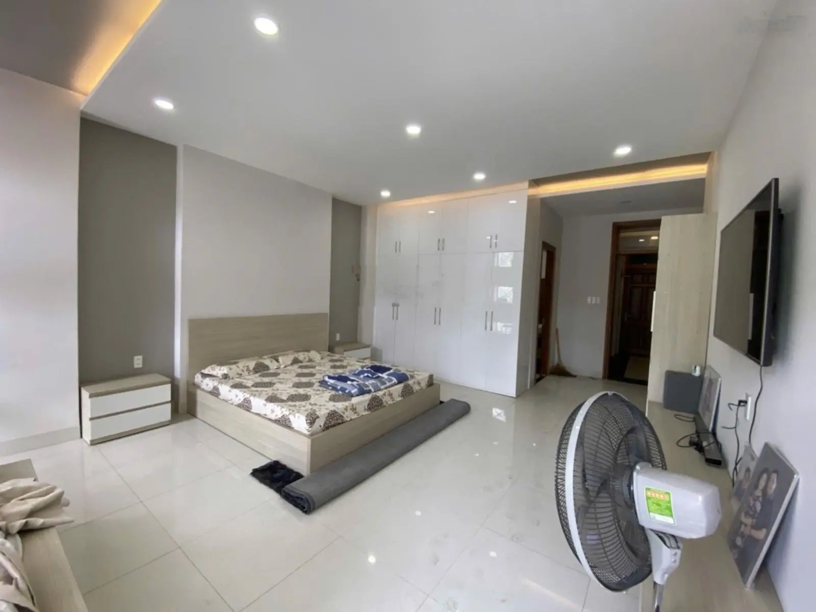 Nhà 4 tầng gần biển. Đường rộng 20m