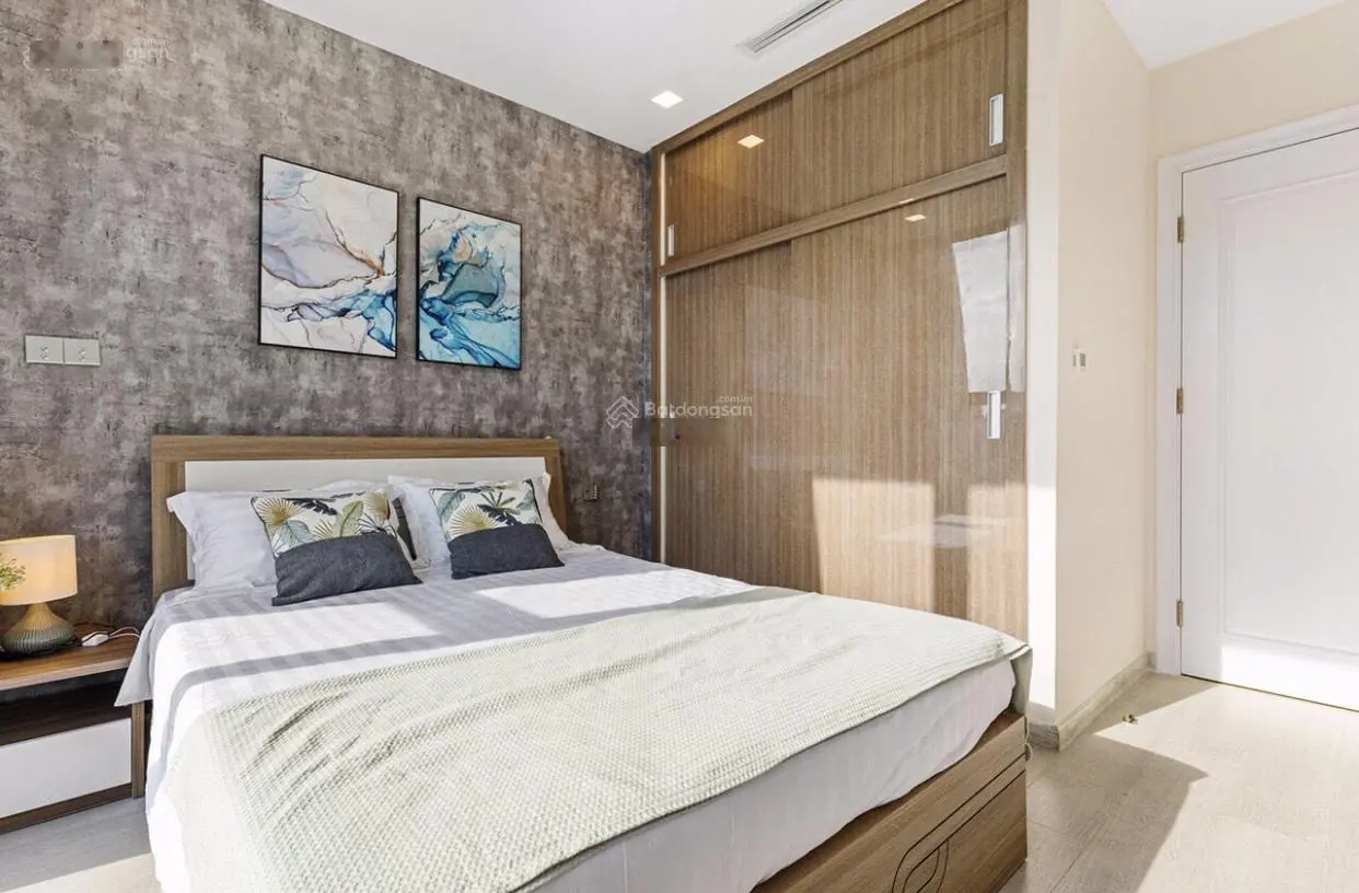 Bán gấp CHCC Sky Center tại trung tâm Q.TB. DT: 76m2,2PN 2WC, full NT. Giá: 3tỷ5. LH: 0961 663 ***