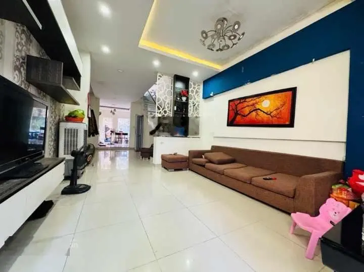 Nhà đẹp cổ nhuế -bắc từ liêm -*62m* 3tầng *giá * 6,89 tỷ* vài bước ra đường lớn khu toàn biệt thự
