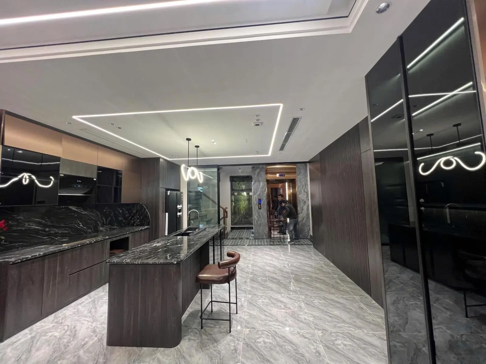 Nguyễn Văn Cừ 100m2, 8 tầng thang máy MT 5m ô tô 7 chỗ vào nhà ngõ thông cách mặt phố 15m